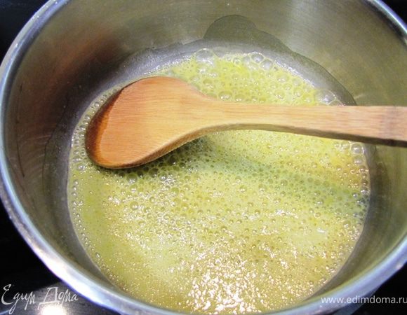 Влейте в сотейник 100 грамм воды и весь маринад. Хорошенько размешайте.