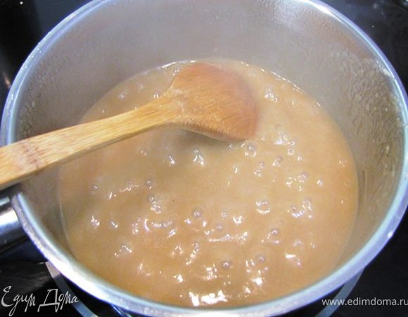 Посолите соус и добавьте сахар. Сахар нейтрализует излишнюю кислоту соуса и придаст дополнительный акцент.
Кипятите, помешивая в течение трех минут.
Если из рыбы выделился сок, влейте его в соус, пока тот готовится.
Выключите огонь и поперчите соус.