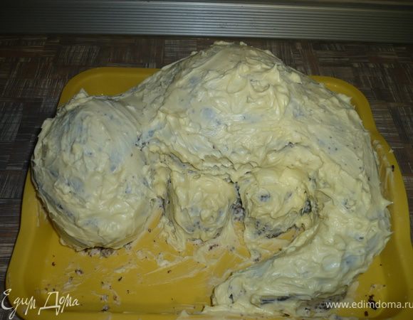 После охлаждения, обмазать кремом под мастику - слив.масло взбитое со сгущенкой на 2-3 часа