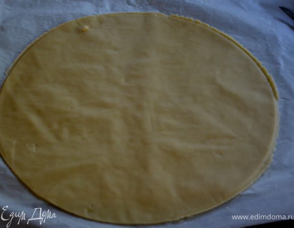 Разделить тесто на 4 порции,тесто раскатать обрезать по кругу.