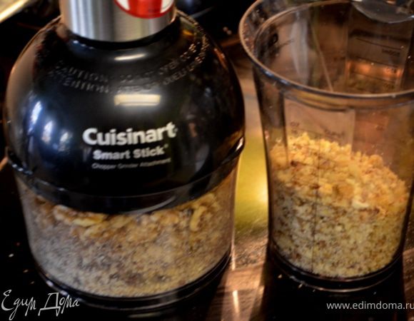 Орехи разрубить в небольшую крошку.