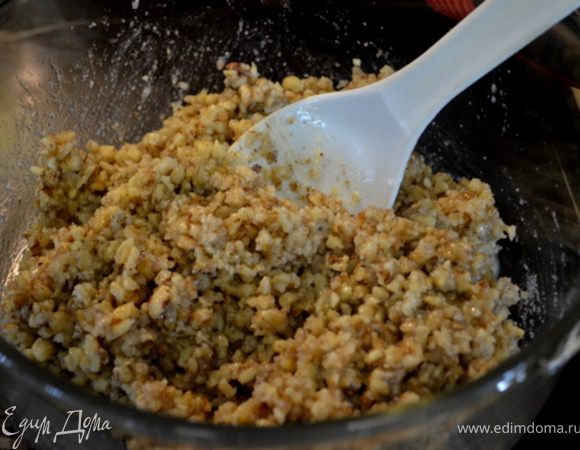 В большой чаше в молотые орехи добавить 1 ч.л размягч.слив.масла, 1стак.сахар,молоко,ваниль, соль.Перемешать.