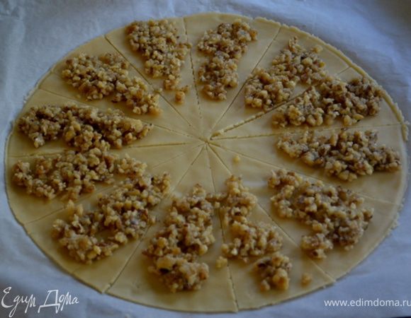 Подготовленный круг разделить на 12 частей.Выложить ореховую начинку.