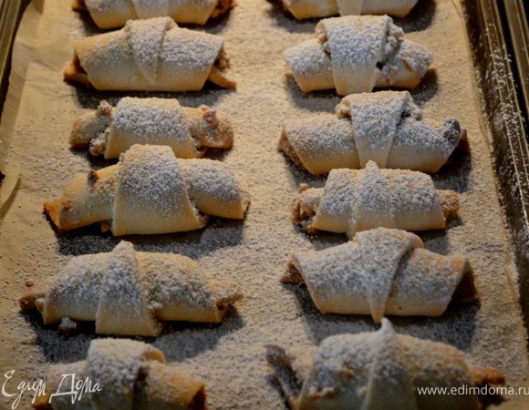 Разогреть духовку на 160гр. и выпекать примерно 35-40мин.До слегка коричневого цвета.Готовые выставить из духовки и посыпать сахаром или сах.пудрой