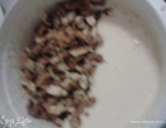  в тесто добавить ломаные грецкие орехи /не очень мелко/,перемешать