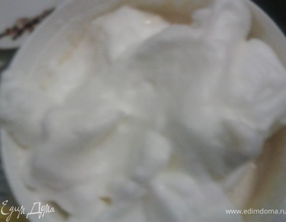 добавить аккуратно  взбитые в крутую пену белки