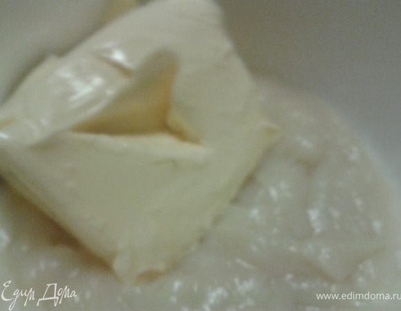 для крема смешать сахар,муку,яйца,молоко,варить,помешивая до загустения,остудить и смешать с мягким сливочным маслом,взбить до пышного состояния