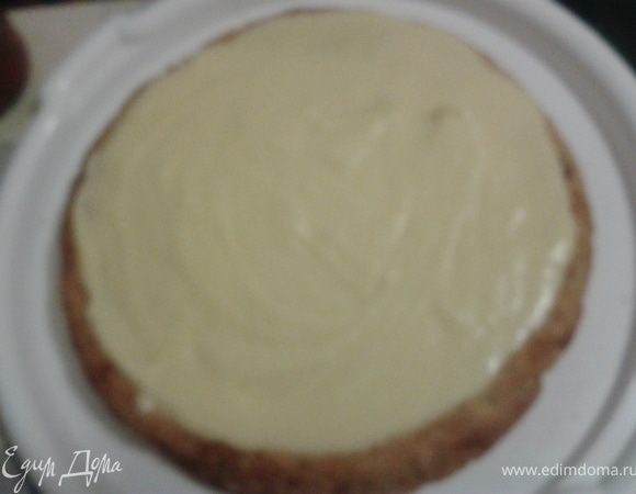 остывший корж смазать кремом,придавая форму нижнего коржа,остудить в холодильнике до полного застывания крема