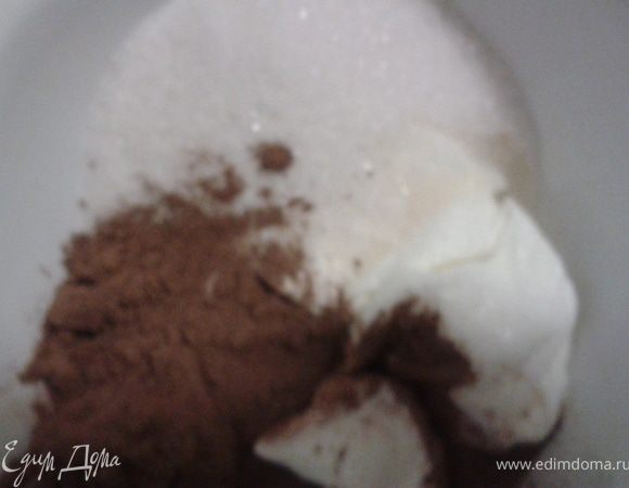 для глазури соединить сахар,какао и сметану,варить до растворения сахара,добавив в конце сливочное масло