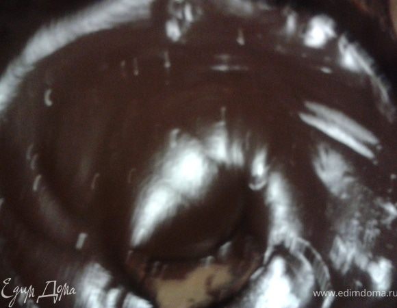 на застывший корж вылить тёплую глазурь,покрывая только верх.Поставить в холодильник до полного застывания.Как глазурь застынет,торт готов