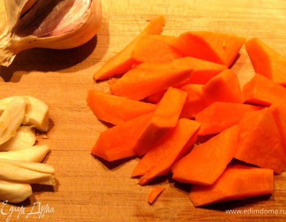 Морковь нарежьте кусочками длиной 2–3 см, каждый зубчик чеснока разделите на 4 части.