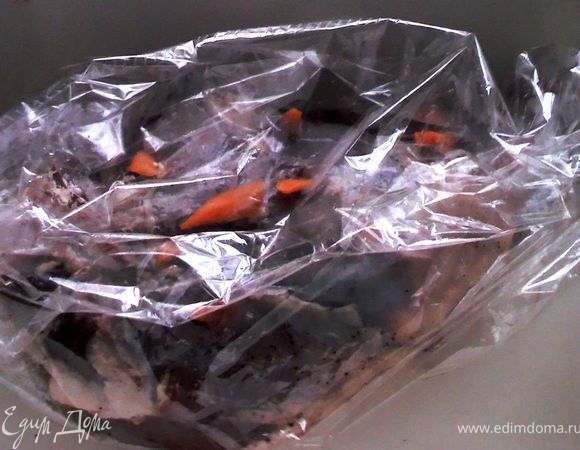 Делая проколы ножом, нашпигуйте ногу чесноком и морковью. Натрите солью и перцем. Щедро обмажьте медом. Положите в рукав для запекания и плотно закройте концы.