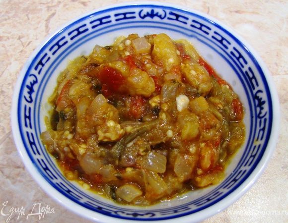 Это действительно очень легкая еда. Основные принципы приготовления я опишу здесь: 1. Баклажаны надо обжарить на огне. Либо на гриле, либо на газу прямо на комфорке. Запах дыма дает непередаваемый вкус и аромат блюду. Без этого запаха (как бы подкопченых баклажан) результат будет неважным.
2. В качестве трав обязательно применить базилик. 
3. Все составляющие должны быть местные и сезонные с сильным вкусом и ароматом (Помню в детстве у нас был участок, где росли помидоры, а запах был настолько сильным, что аж задыхался  ).
4. Помидоры и баклажаны не должны быть мелко порублены, иначе их вкус слишком смешается и вы не почувствуете взрыв эмоций, когда будете есть икру.
5. В данной икре используется очень мало масла. Практически пару ложек, когда обжариваете лук. При этом недостатка в соке в этом блюде нет  
6. Икра очень вкусная, когда горячая. А вот когда она станет холодной в холодильнике - вкус становится просто бесподобным. Очень трудно остановиться.