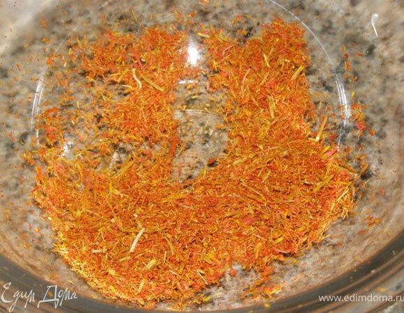 Измельчим в ступке шафран в порошок
