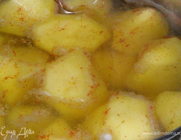 Картофель зальем кипятком, чтобы он почти полностью закрывал клубни. Добавим столовую ложку соли и половину порошка шафрана, накроем крышкой и будем варить на медленном огне около 6 минут. Важно не переварить картошку!