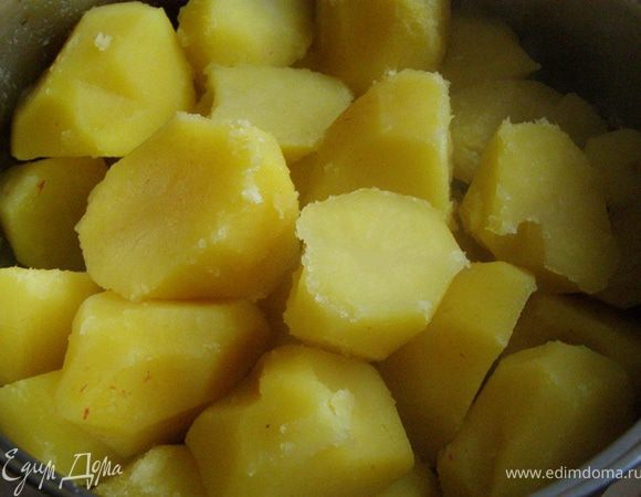 Когда время выйдет, проверим зубочисткой, достаточно ли пушистые края у картошки: проведем кончиком зубочистки вдоль картофелины, если она останется гладкой, оставим повариться еще минуты 2-3. Затем сольем воду, снова накроем кастрюлю крышкой и, плотно прижав крышку, сильно встряхнем кастрюлю, чтобы края у картошки стали еще пушистее.