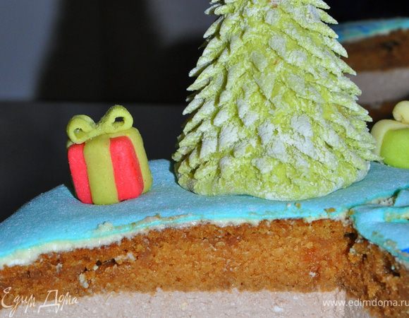 Застывший торт покрываем маслом со сгущенкой и накрываем мармышковой мастикой. Украшаем фигурками. 