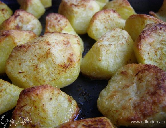 Вернем противень в духовку на самый верхний уровень, будем выпекать 40-50 минут, пока картофель не станет золотистым и хрустящим