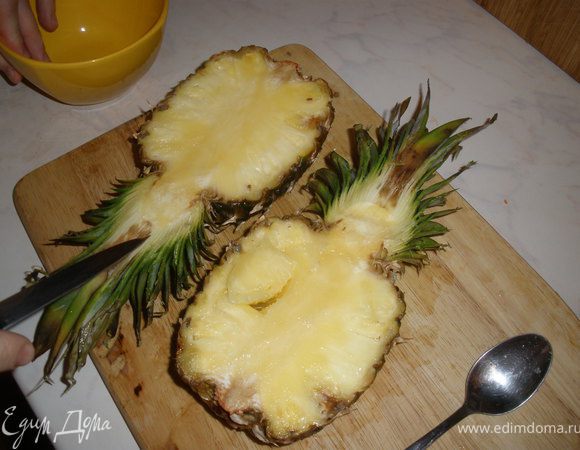 Анананс разрезаем повдоль на 2 части, аккуратно вынимаем мякоть (твердый центр выкидываем, он не вкусный и ждесткий).