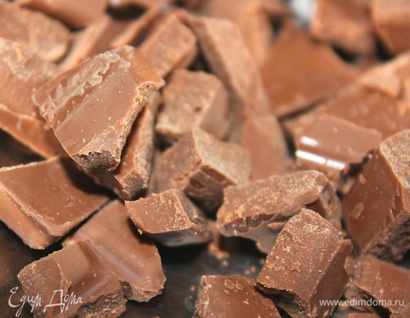 Нам понадобится шоколад для темного теста (с какао). Ещё будет светлое тесто, но об этом далее. Приготовим шоколадную массу. Для этого половину плитки шоколада растопим на водяной бане. Чтобы шоколад растопился быстро и равномерно, разломайте его на мелкие кусочки. Добавить к шоколаду 1 столовую ложку сливок 10% жирности (или чайную ложку сливочного масла).