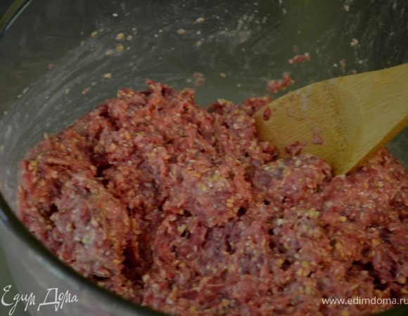 Подготовить духовку разогреть до 180 гр.
Сбрызнуть форму для маффинов на 12 ячеек или смазать маслом.
Смешать фарш,яйцо,молоко,хлопья, соль.