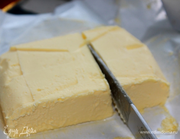 У меня пачка сливочного масла 180 грамм, поэтому я отрезала кусок примерно 100 грамм (как в рецепте).