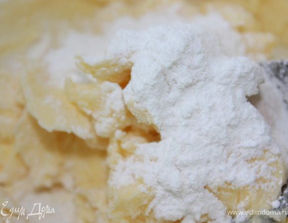 Размягченное сливочное масло смешать с сахарной пудрой и ванилином, вымешать добела. Если вы используете не пудру, а сахар, то нужно взбивать масло с сахаром до полного растворения кристаллов сахара и получения кремообразной консистенции.