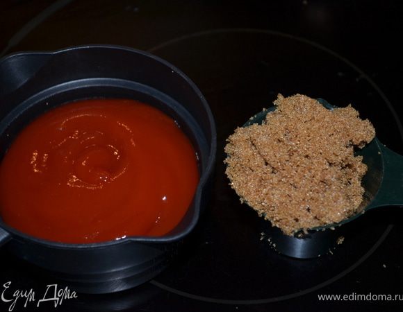 Смешать хорошо кетчуп с корич. сахаром.