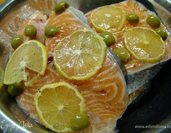 Я мариновала рыбу за 2 часа, до приготовления. Рыбу помыть, если нужно, то очистить. Каждую сторону посолить, поперчить. В большую миску налить на дно немного масла, положить кусочек рыбы, сверху положить кружочки лимона и половинки оливок. Снова полить маслом и приступить к следующему кусочку.