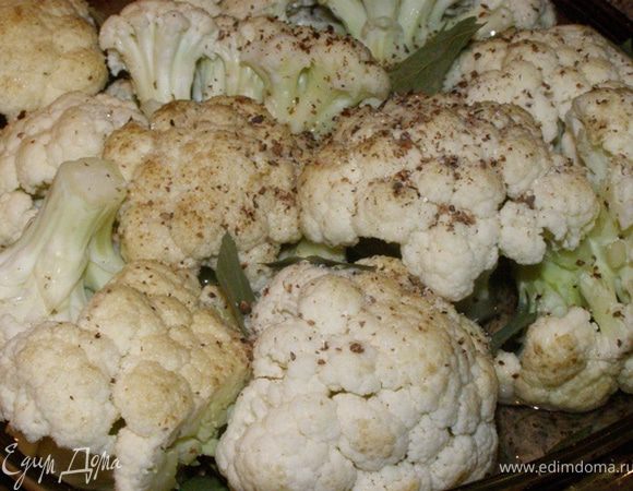 Цветную капусту разделим на соцветия. Выложим в пароварку, между соцветиями положим разорванный на мелкие части лавровый лист, посыпем тертым мускатным орехом. Добавим соль, перец. Вольем немного кипящей воды. Готовим минут 12. Я готовила в микроволновке