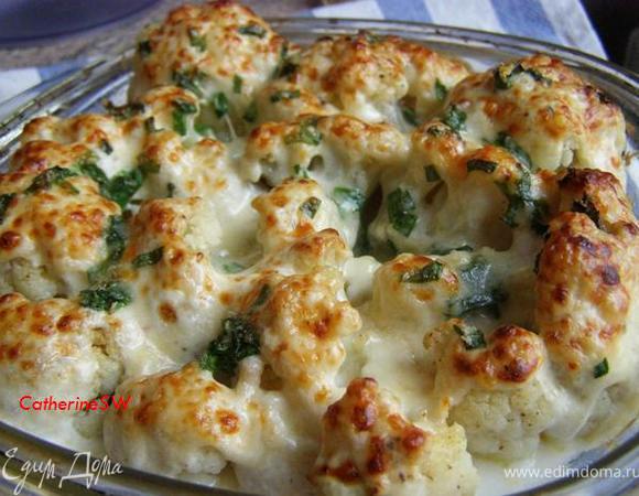 Поставим форму с капустой под гриль, будем запекать пока капуста не зарумянится (минут 5)