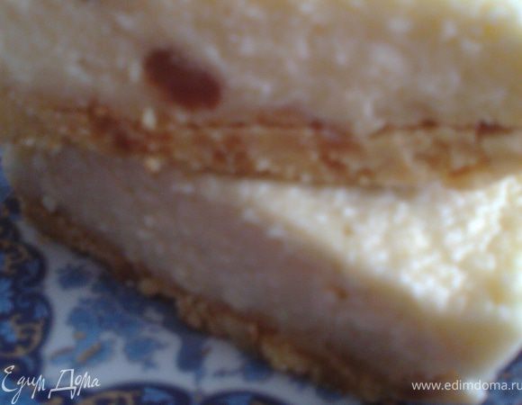 Закрываем стеклянной крышкой от формы и ставим в СВЧ на 5-7 минут.Не открываем ещё минут 5 крышку,чтобы творог"схватился".Режем порционно,вынимаем лопаточкой и подаём на завтрак!P.S.Если печенье не песочное,а сухое,то добавьте 1ст.л.слив.масла в него,чтобы основа держалась.