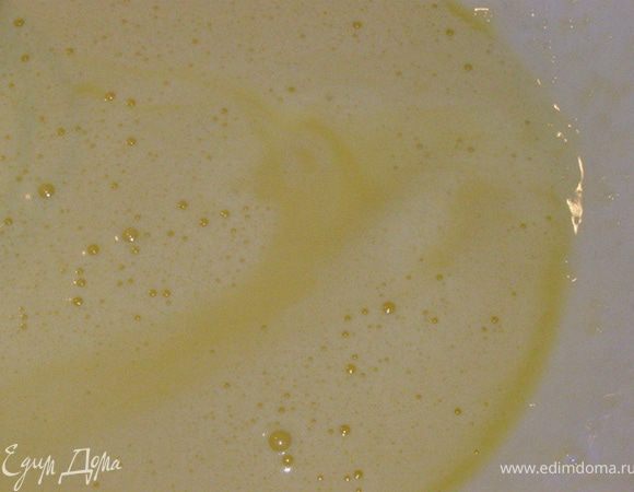 Желтки смешаем с мукой