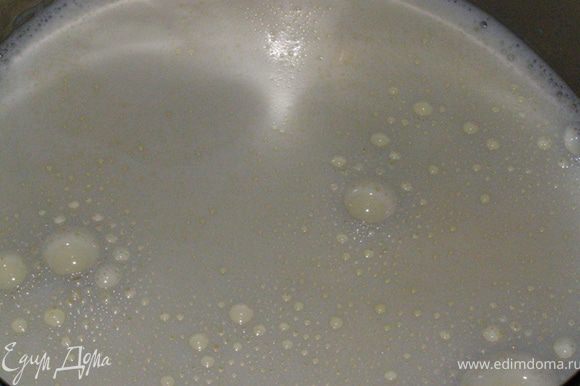 Постоянно помешивая, тонкой струйкой вольем горячее молоко в смесь желтков и муки