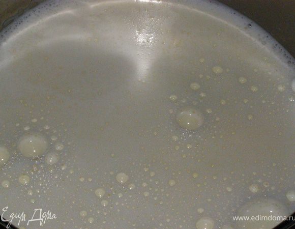 Постоянно помешивая, тонкой струйкой вольем горячее молоко в смесь желтков и муки