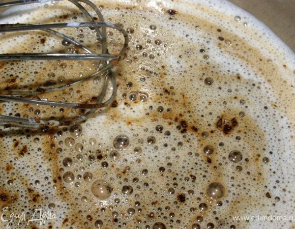 Кастрюльку со смесью поставим на медленный огонь, добавим растворимый кофе