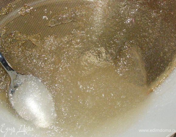 Желатин выложим на сито, чтобы удалить излишки воды