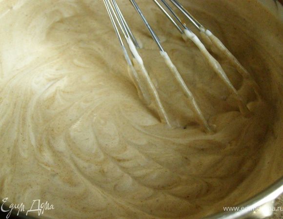 Сливки взобьем миксером на средней скорости до густого состояния. Смешаем с остывшей кофейно-молочной смесью: будем выкладывать сливки в кофейно-молочную смесь по ложке и осторожно перемешивать