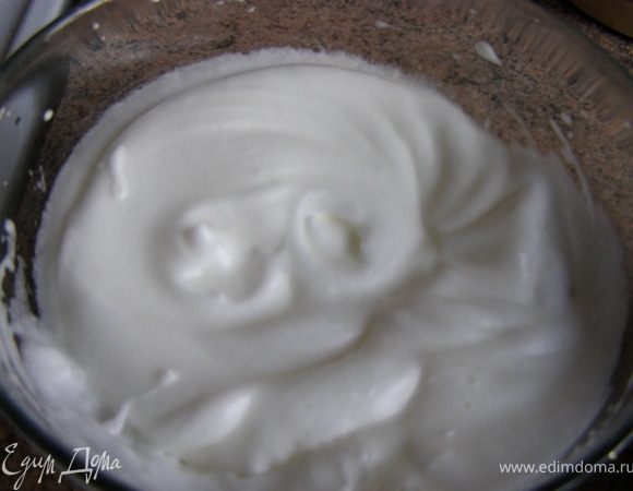 Белки взобьем до воздушной массы