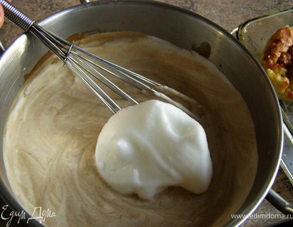 Выложим 2 столовые ложки белка в кофейный крем, перемешаем,