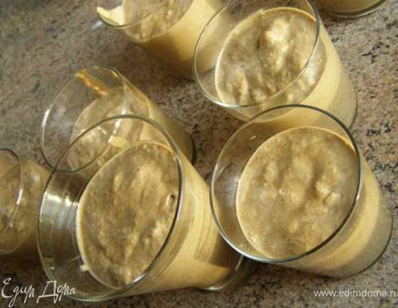 Разложим крем по стаканам, закроем каждый стакан пищевой пленкой и уберем в холодильник минимум на 2 часа.