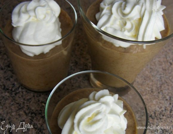 Перед подачей на стол каждый стакан с кремом украсим взбитыми сливками