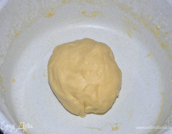 Желток взбить с сахаром (белок оставляем для начинки). Добавить растопленное сливочное масло, перемешать. Ввести гашеную соду и постепенно добавлять муку.  