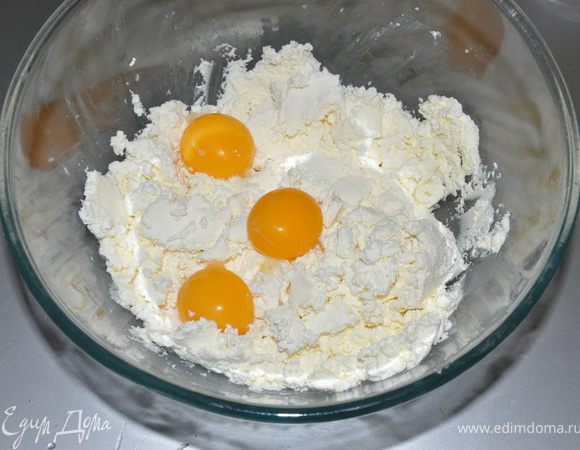 Творог перемешиваем миксером с тремя желтками, сахаром и манкой.