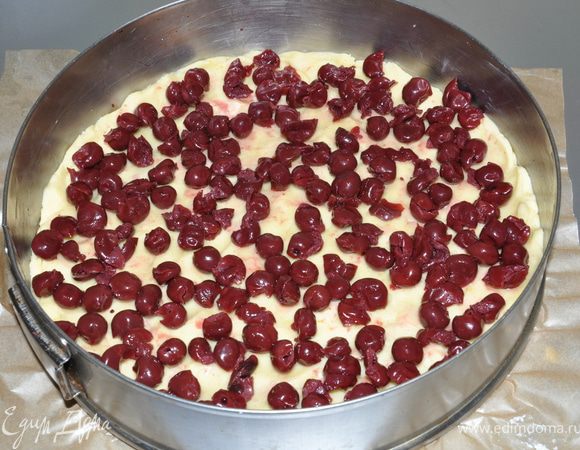 На тесто выкладываем вишни.