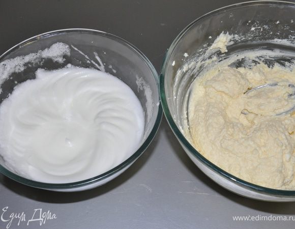 Белки (4 шт.) взбить в крутую пену. И аккуратно в три захода ввести белки в творожную массу.