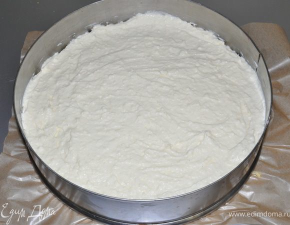 На вишни выкладываем творожную массу. Равномерно распределяем по всему тесту.