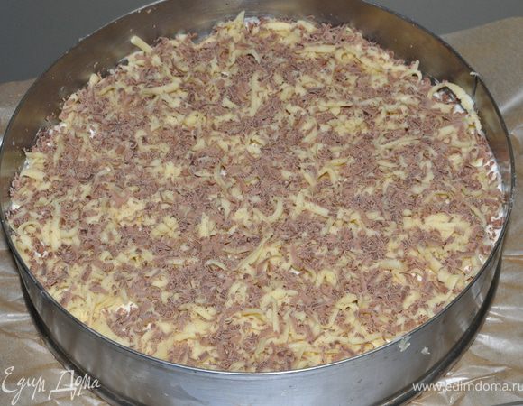 Сверху трем оставшееся тесто и посыпаем тесто измельченным шоколадом.