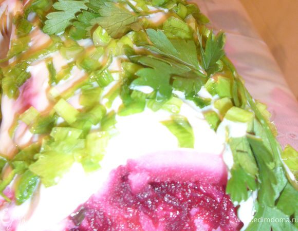 Отварить все овощи,слить воду и остудить.Картошку растолочь,посолить,поперчить.Морковь и свеклу натереть на тёрке.На Фольгу,выложить картофельное пюре,свеклу,морковь,лук,филе селёдки.Свернуть в рулет,оставить в фольге,в холодильнике,минимум на 2 часа.Перед подачей на стол,обмазать майонезом и посыпать зелёным луком и петрушкой(смотри фото)