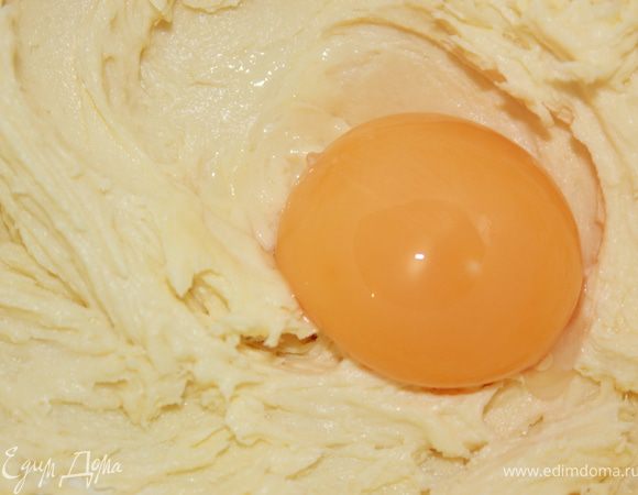 Желтки отделить от белков. Желтки по одному добавлять к масляной смеси.